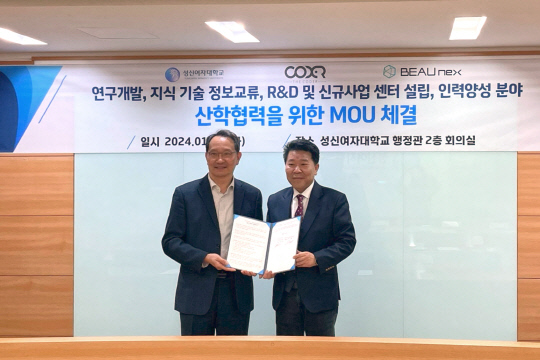 성신여대 전용필(왼쪽) 연구산학협력단장과 (주)더코더,(주)뷰넥스 박행운 대표이사가 MOU 체결 후 기념사진을 촬영하고 있다.